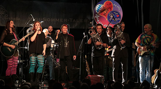 Auf der Bühne spielten Hans-Jürgen Buchner samt Haindling gemeinsam mit D'Raith Schwestern